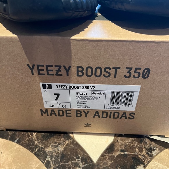 YEEZY BOOST 350 V2 Size 7 - Picture 7 of 9